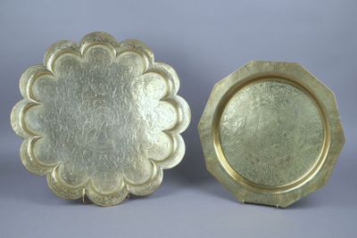 INDE Grand plat polylobé en laiton à décor ciselé d'un perso…