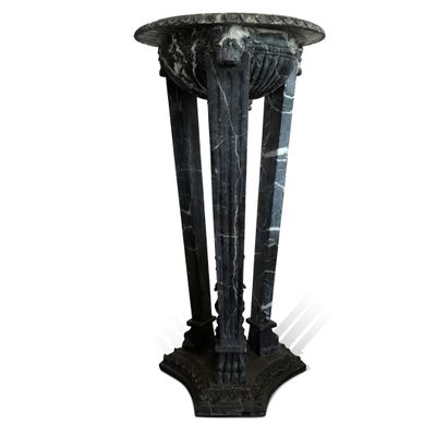 une image représentant un socle en marbre noir sur fond blanc