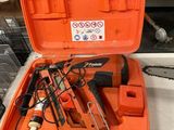une mallette à outils orange contenant des outils, posée sur un comptoir