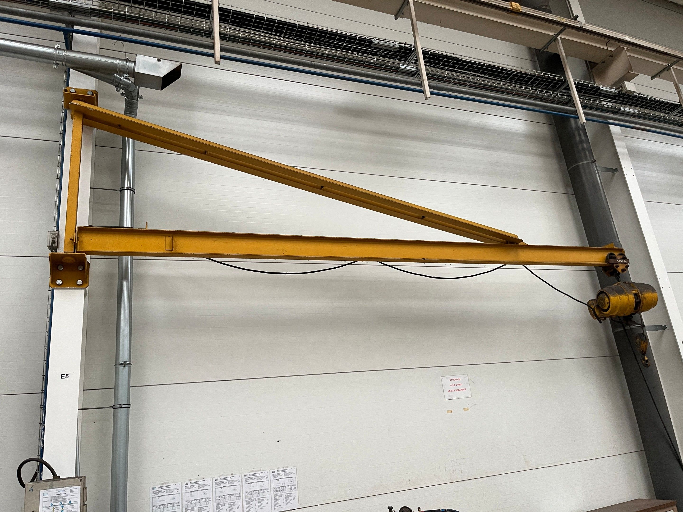 un treuil monté sur une potence articulée jaune, capacité 80…