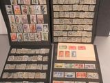 Plusieurs types de timbres sont exposés dans une vitrine.