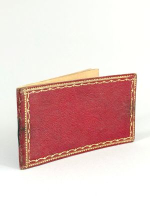 portefeuille en cuir avec un rabat rouge et des finitions dorées