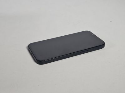 le dos d'un téléphone portable noir posé sur une table blanche