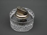 une image représentant une boîte en verre transparent contenant un briquet