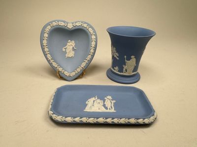 un ensemble de salle de bains bleu et blanc, comprenant un vase bleu et un plateau bleu