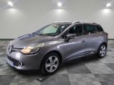 la voiture grise est garée dans le garage sur un sol en damier
