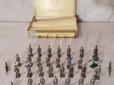 un grand nombre de figurines posées sur une table