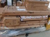 plusieurs boîtes empilées sur une palette