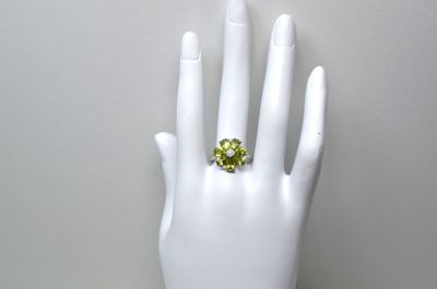une image représentant une main avec une bague au doigt