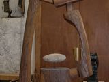 une table en bois sur laquelle est posée une lampe