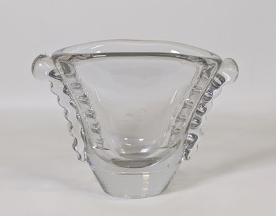 un vase en verre posé sur une table