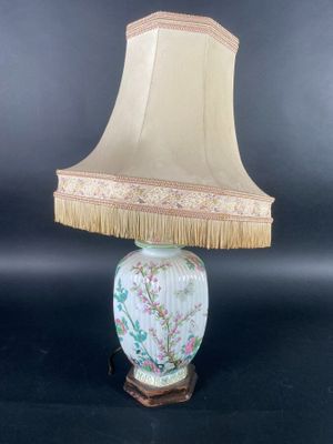 Une lampe en céramique à décor de branches fleuries (hauteur…