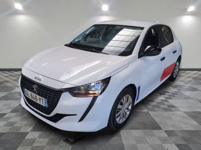 la voiture blanche est garée sur un sol en damier dans le garage