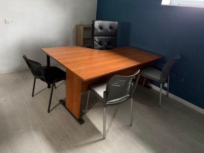 une table et des chaises dans une pièce aux murs bleus