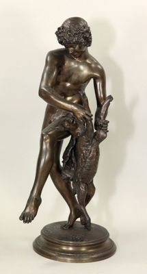 statue en bronze représentant un garçon avec un lapin, posée sur un socle