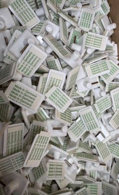 une boîte remplie de brosses à dents blanches et vertes et de dentifrice