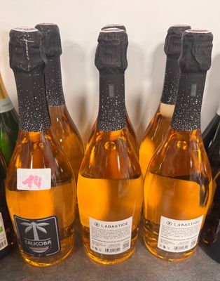 plusieurs bouteilles de vin sont alignées sur un comptoir