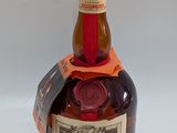 une bouteille d'alcool posée sur une table