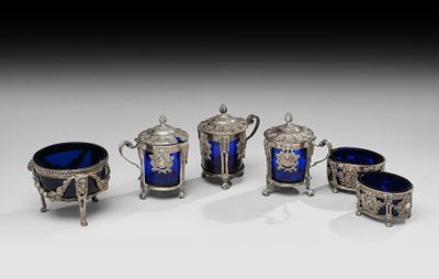 six morceaux de verre argenté et bleu sur un fond blanc