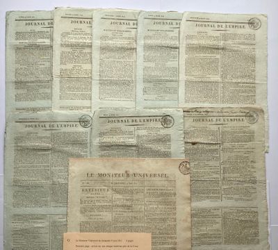 Plusieurs vieux journaux sont empilés les uns sur les autres sur une table