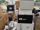Plusieurs cartons contenant du matériel électronique sont empilés les uns sur les autres