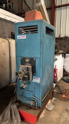 une machine bleue qui se trouve dans un garage