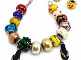 Ensemble composé d'un bracelet et de boucles d'oreilles en perles multicolores sur fond blanc