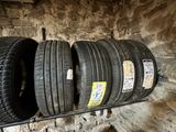 trois pneus sont empilés sur un support dans un garage