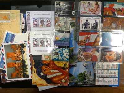 de nombreux types de timbres et de cartes postales posés sur une table