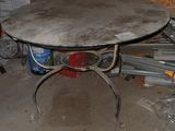 une table placée au milieu d'une pièce