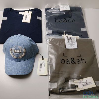 une casquette, un t-shirt et d'autres objets posés sur une table