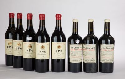 six bouteilles de vin rouge alignées sur une table