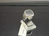 une bague en argent posée sur une pile de livres
