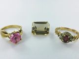 trois bagues et une bague sertie d'une tourmaline rose