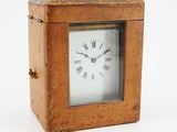 une petite horloge en bois avec des chiffres romains