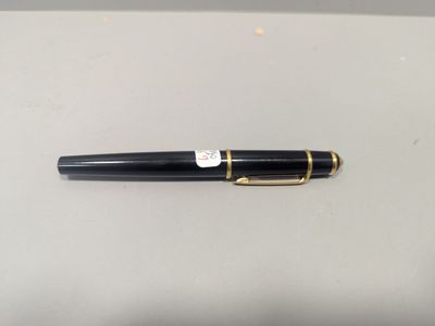 une image représentant un stylo posé sur une surface blanche