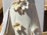 un gâteau de mariage orné d'une robe, posé sur une table