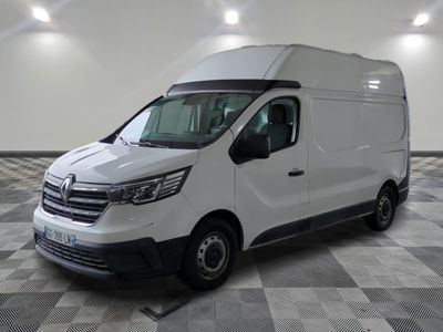 la camionnette blanche est garée sur le sol en damier d'une pièce