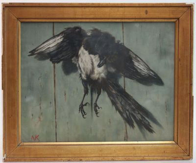 une peinture représentant un oiseau noir et blanc sur un mur en bois