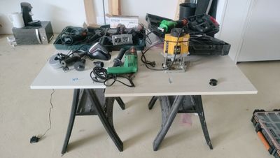 une table sur laquelle sont posés un certain nombre d'outils