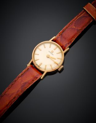 une montre-bracelet plaquée or avec un bracelet en cuir marron