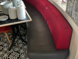 une table sur laquelle sont posées des assiettes et des tasses, dans un coin d'un restaurant