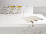 plusieurs chaises et une table dans une pièce blanche avec un fond blanc