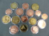 un lot de pièces de monnaie posées sur une table