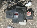 une photo en noir et blanc d'un téléphone portable cassé posé par terre