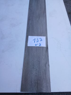 un gros plan sur un morceau de bois sur lequel est apposée une étiquette de prix