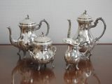 deux théières en argent posées sur une table en bois