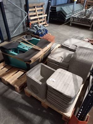 une pile de matelas posée sur une palette dans un entrepôt