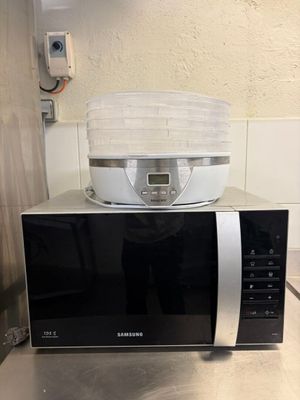 un micro-ondes posé sur un comptoir dans une cuisine
