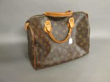 un sac à main Louis Vuitton muni d'une étiquette
